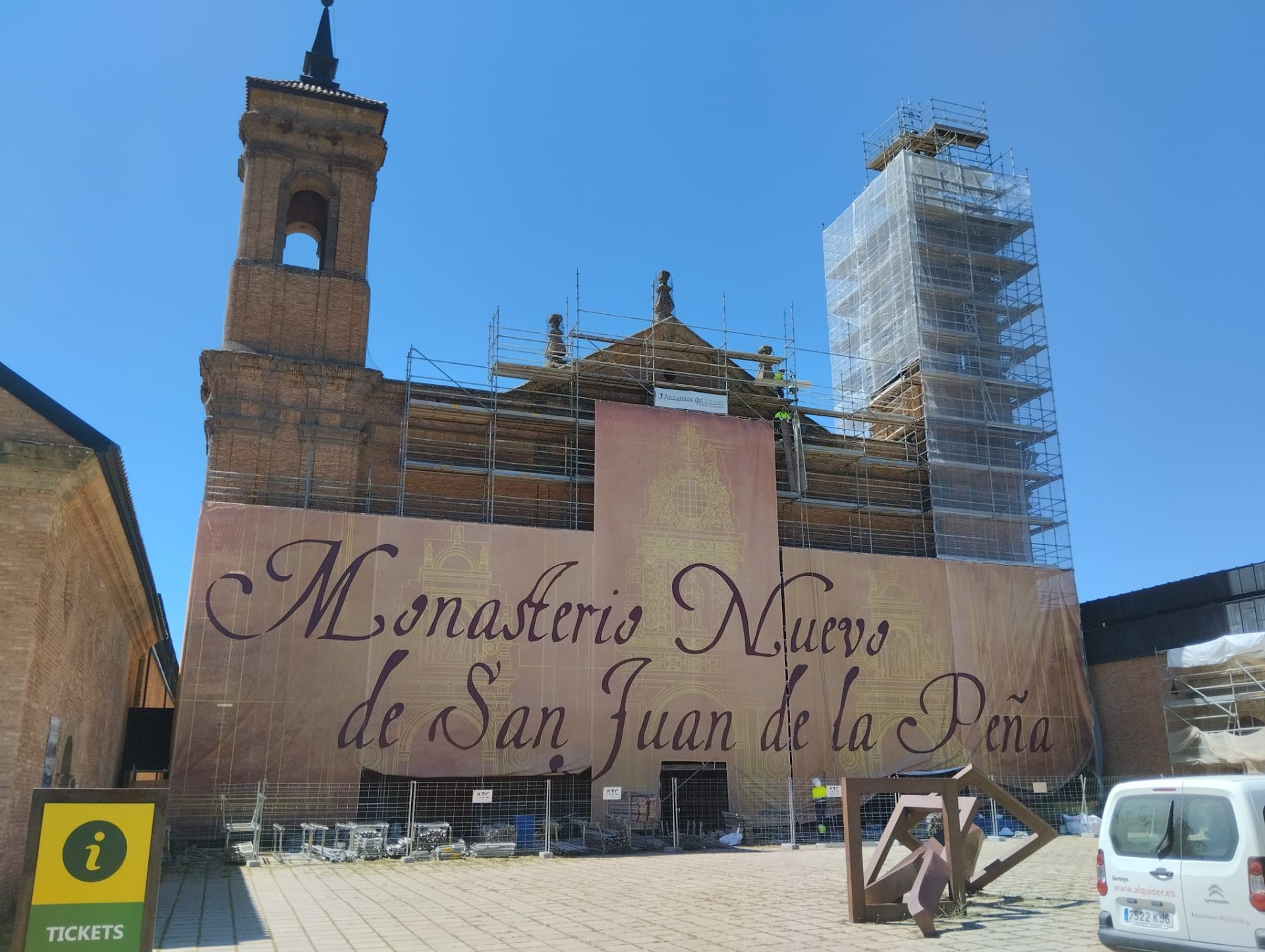 Montaje de andamios en el Monasterio Nuevo de San Juan de la Peña
